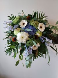 kukkakimppu valkoista, sinist&auml;, vihre&auml;&auml; kukkaa. Neilikka, krysanteemi, hortensia, ritarinkannus