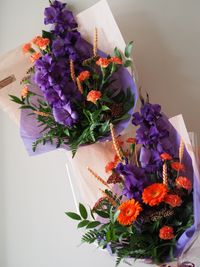 kukkakimppu violetti ja oranssi. Gladiolus, neilikka